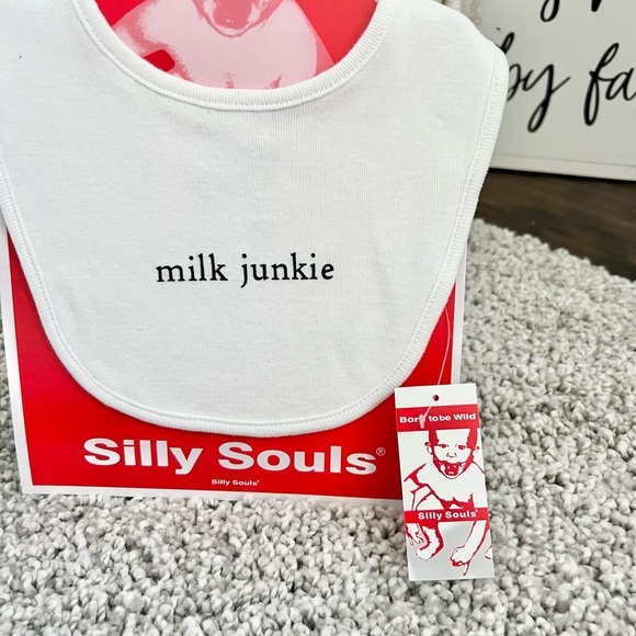 SILLY SOULS Baby Infant Cotton Feeding / Drool Bib MILK JUNKIE Funny NWT - Picture 2 of 6